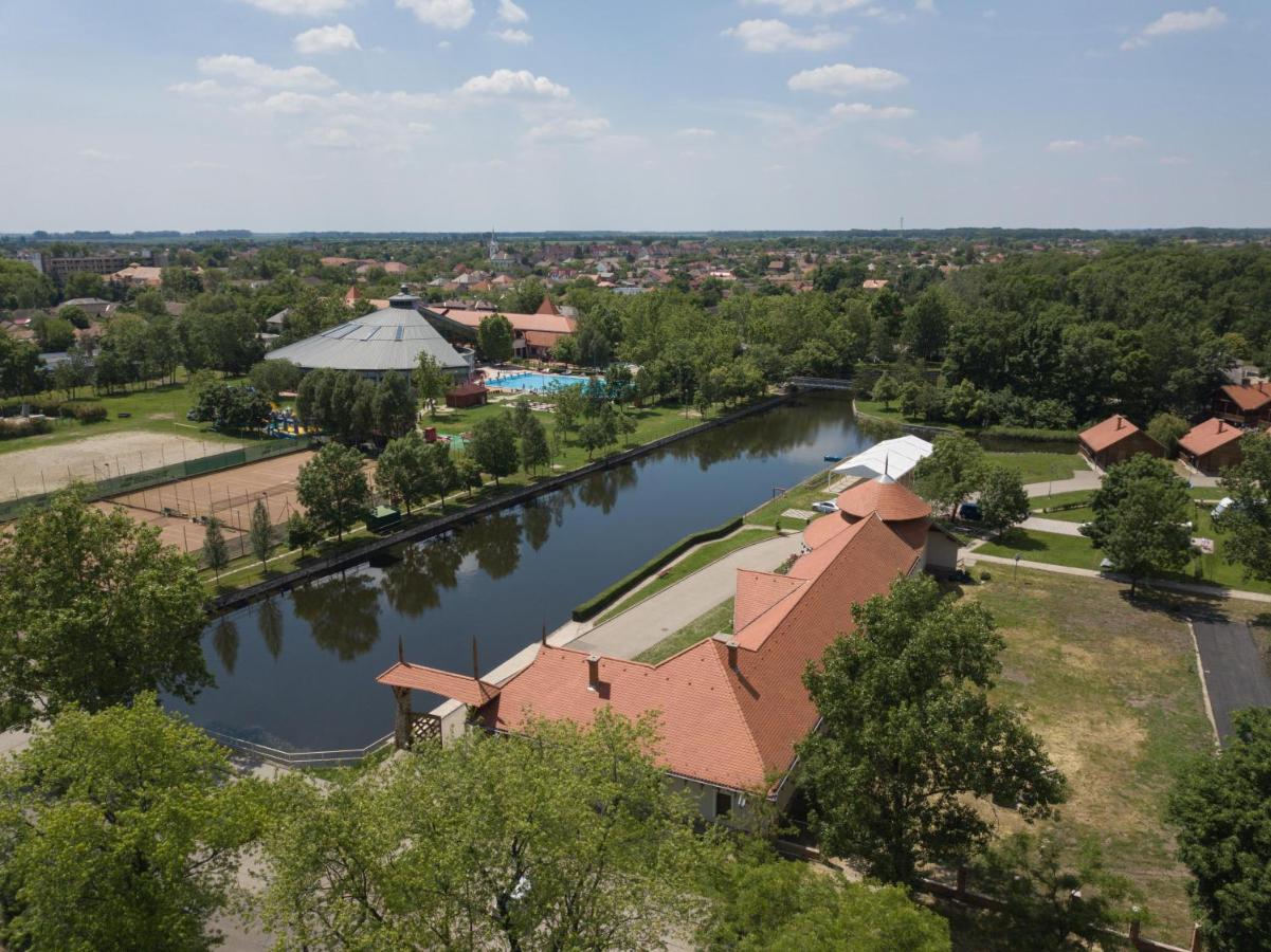 Hotel Kumania Kisujszallas Buitenkant foto