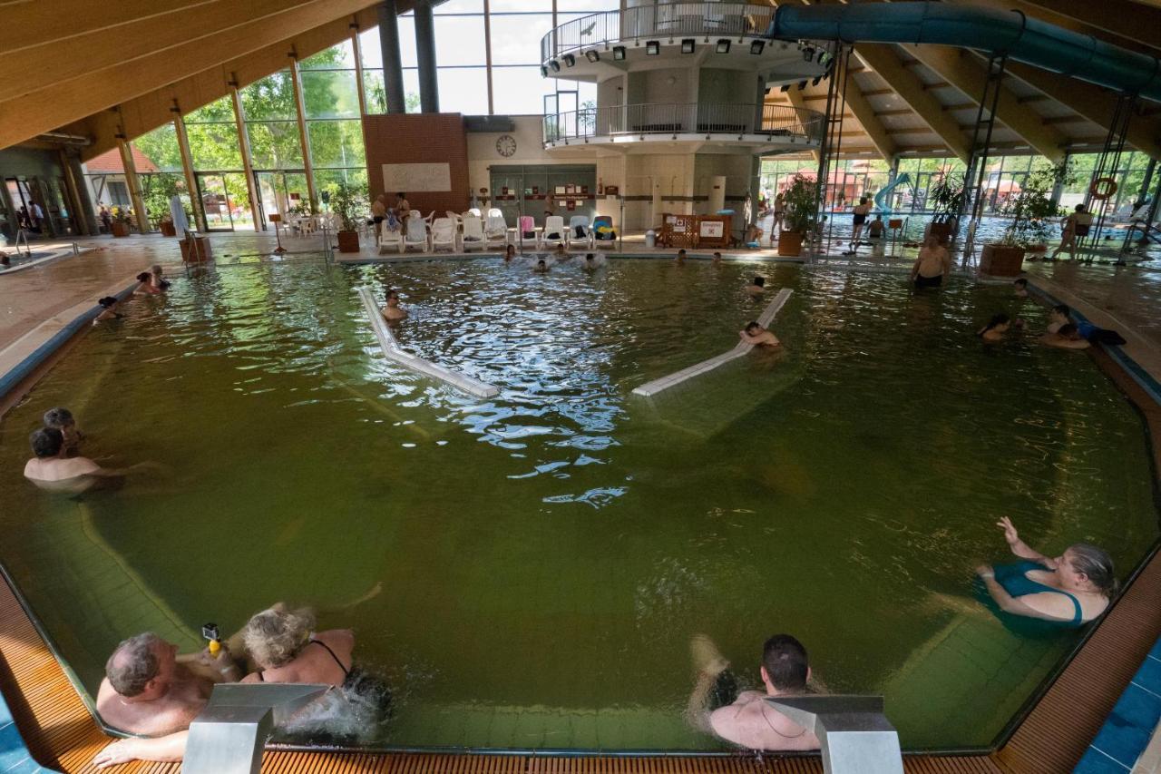 Hotel Kumania Kisujszallas Buitenkant foto