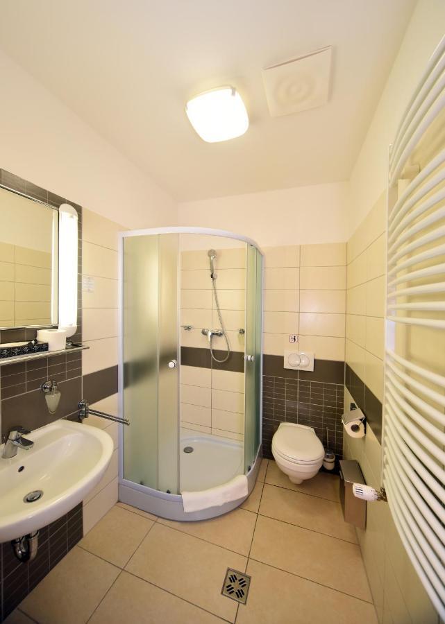Hotel Kumania Kisujszallas Buitenkant foto