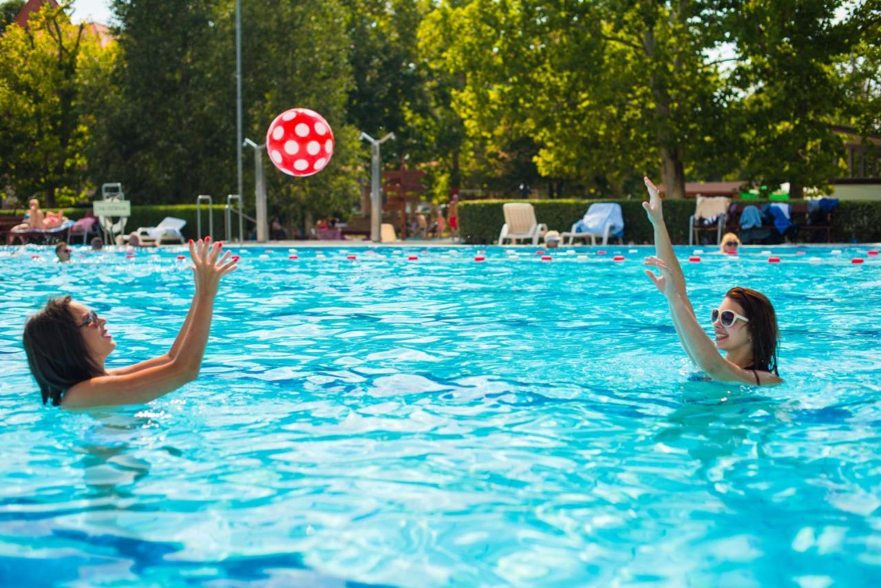 Hotel Kumania Kisujszallas Buitenkant foto