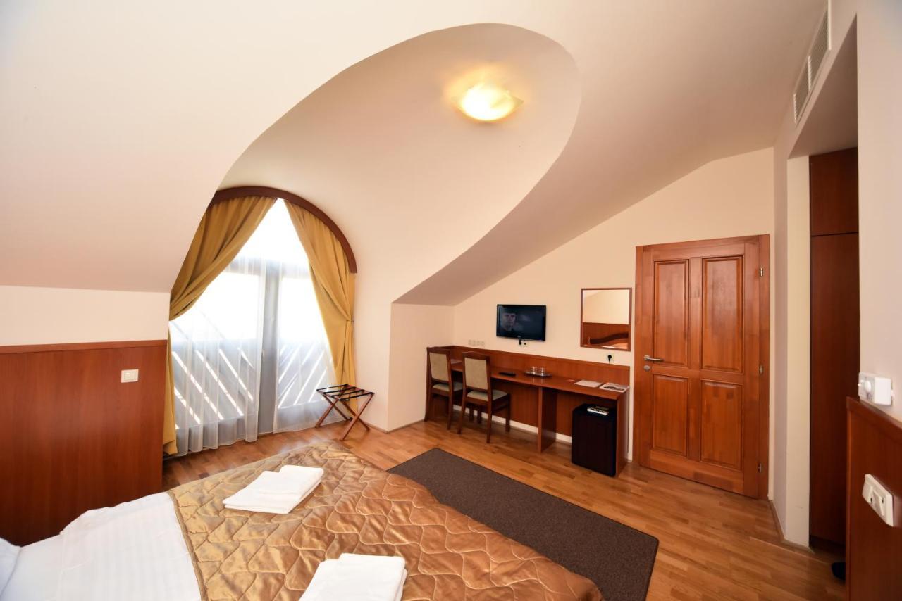 Hotel Kumania Kisujszallas Buitenkant foto