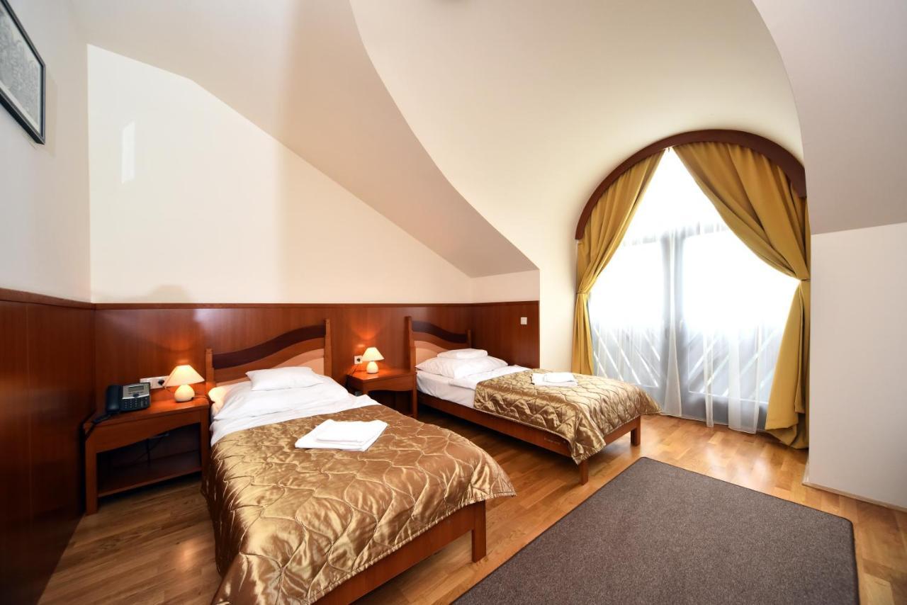 Hotel Kumania Kisujszallas Buitenkant foto