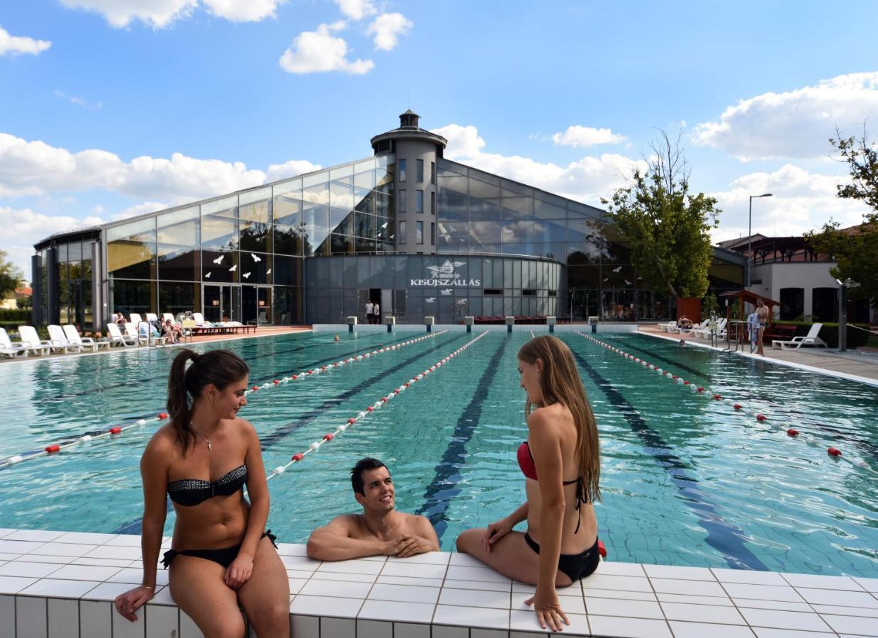 Hotel Kumania Kisujszallas Buitenkant foto