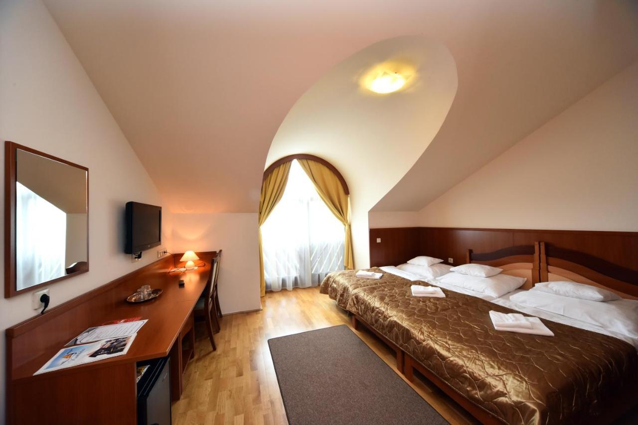 Hotel Kumania Kisujszallas Buitenkant foto