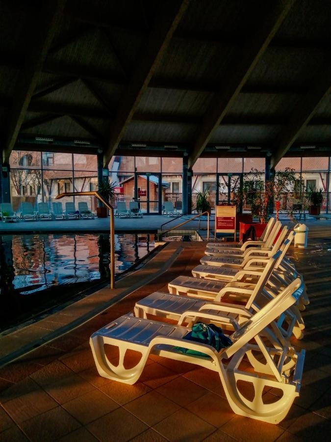 Hotel Kumania Kisujszallas Buitenkant foto
