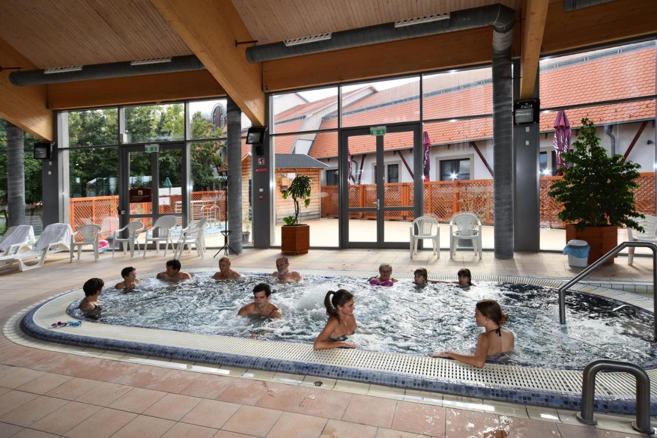 Hotel Kumania Kisujszallas Buitenkant foto