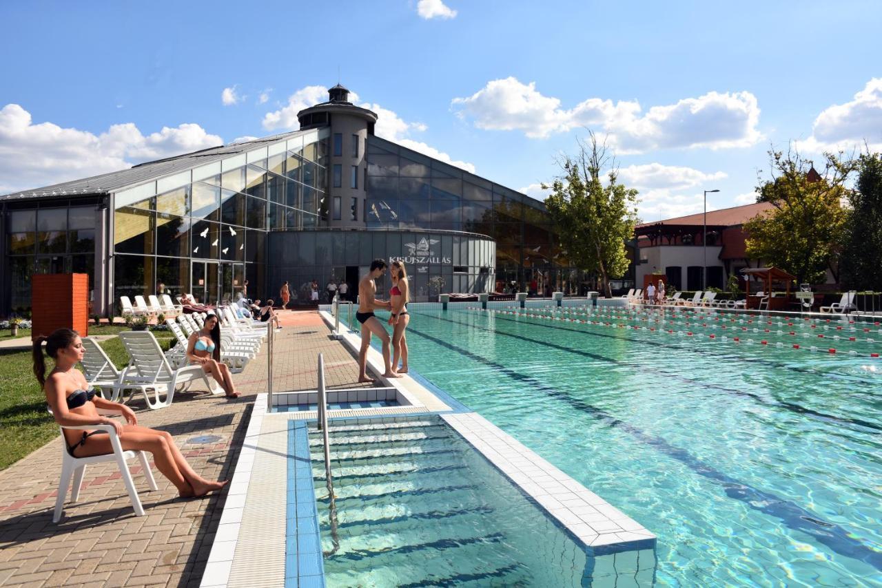 Hotel Kumania Kisujszallas Buitenkant foto