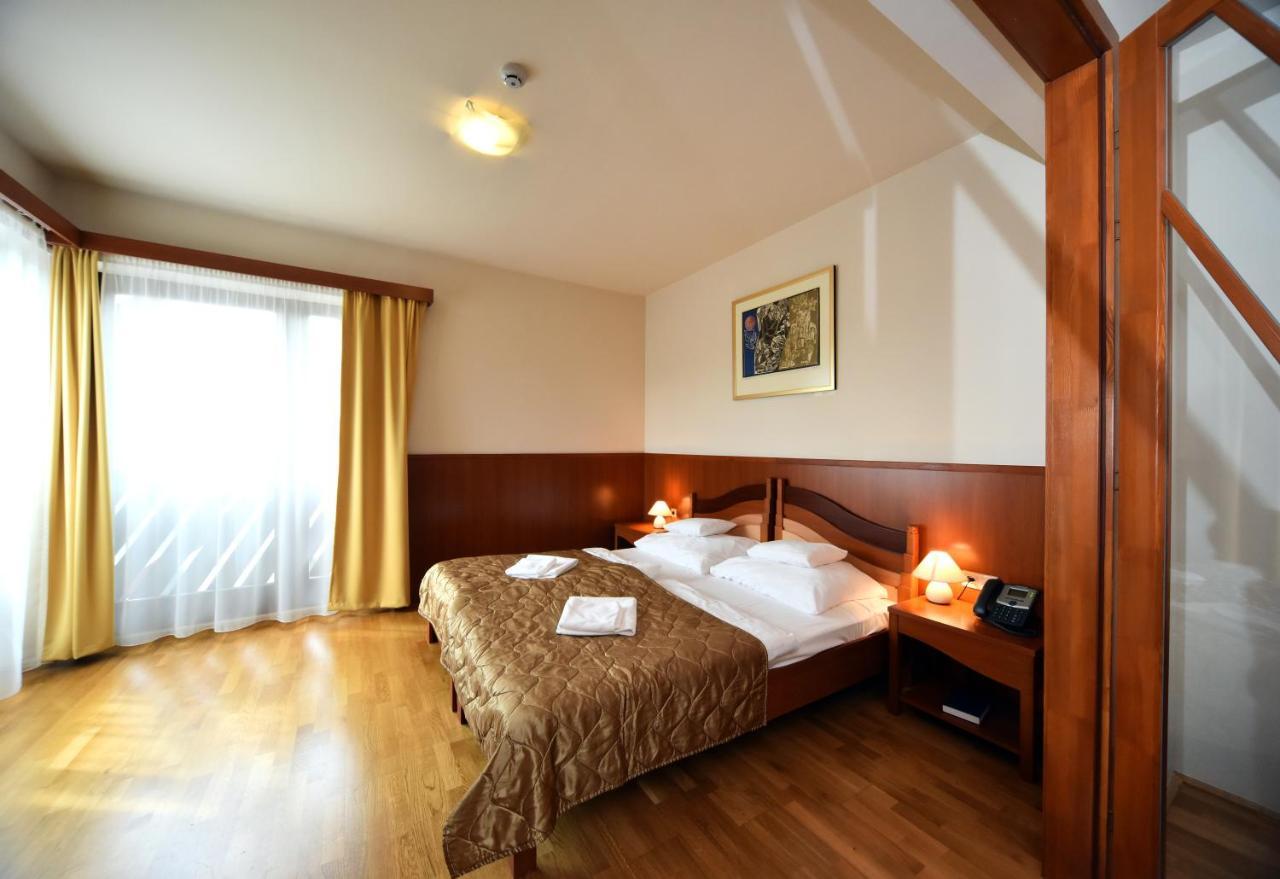 Hotel Kumania Kisujszallas Buitenkant foto