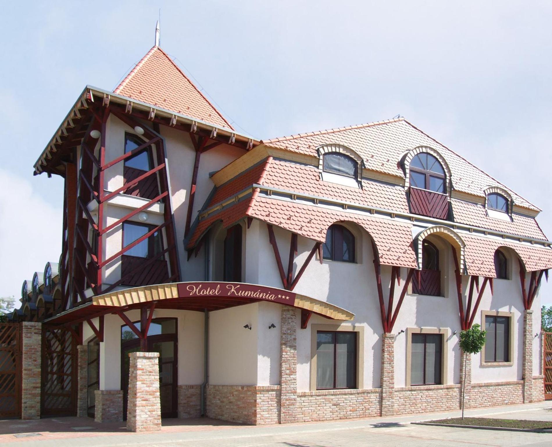 Hotel Kumania Kisujszallas Buitenkant foto